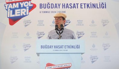 Ekrem İmamoğlu, İstanbul’un iklim ve toprak şartlarına uyumlu yerli buğdayların deneme hasadını, Silivrili çiftçi Ercan Tarladaçalışır ile birlikte yaptı