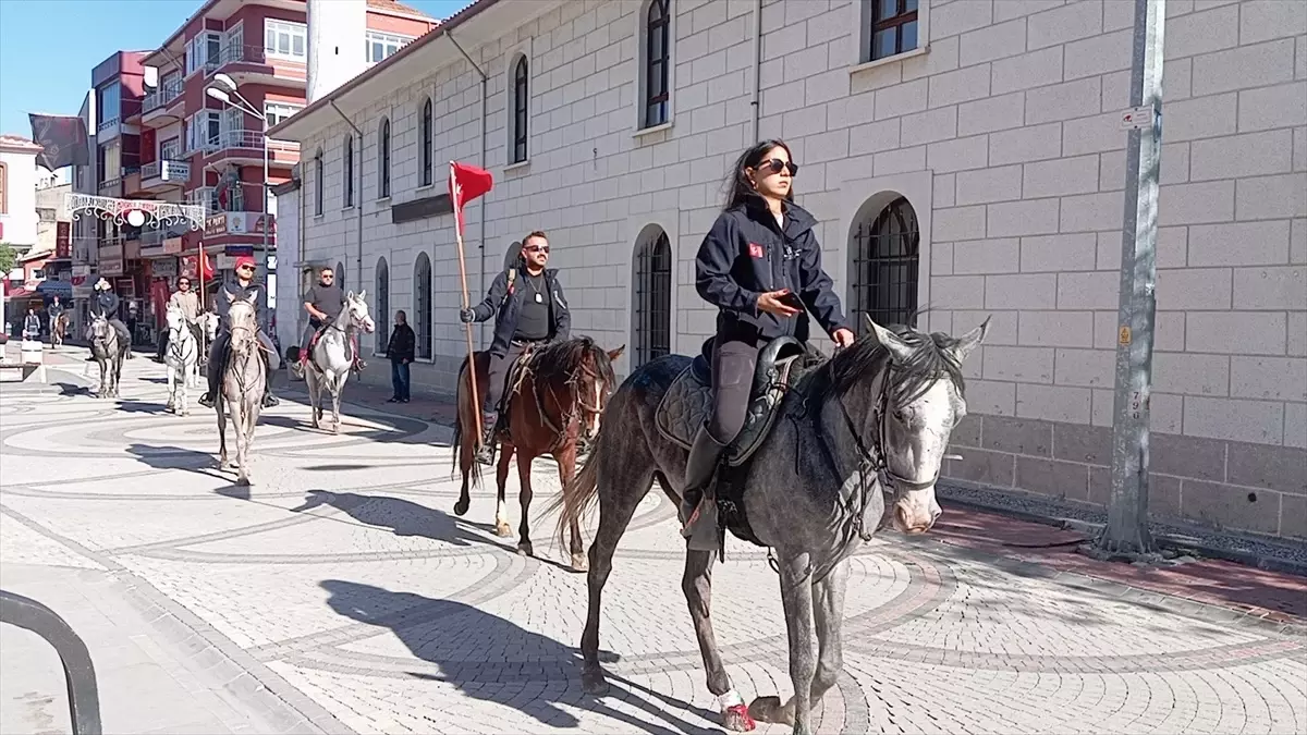 İstiklal Yolu’nda Atlı Geçiş