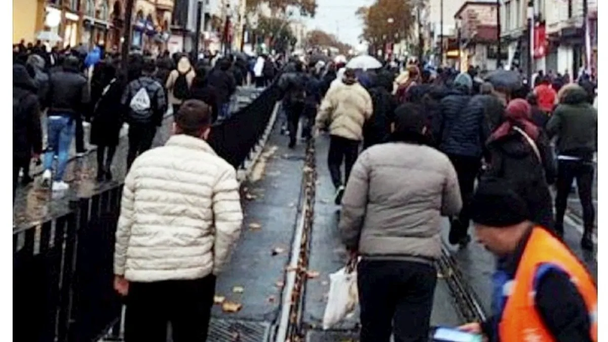 Tramvay arızalanınca yolcular raylarda yürümek zorunda kaldı