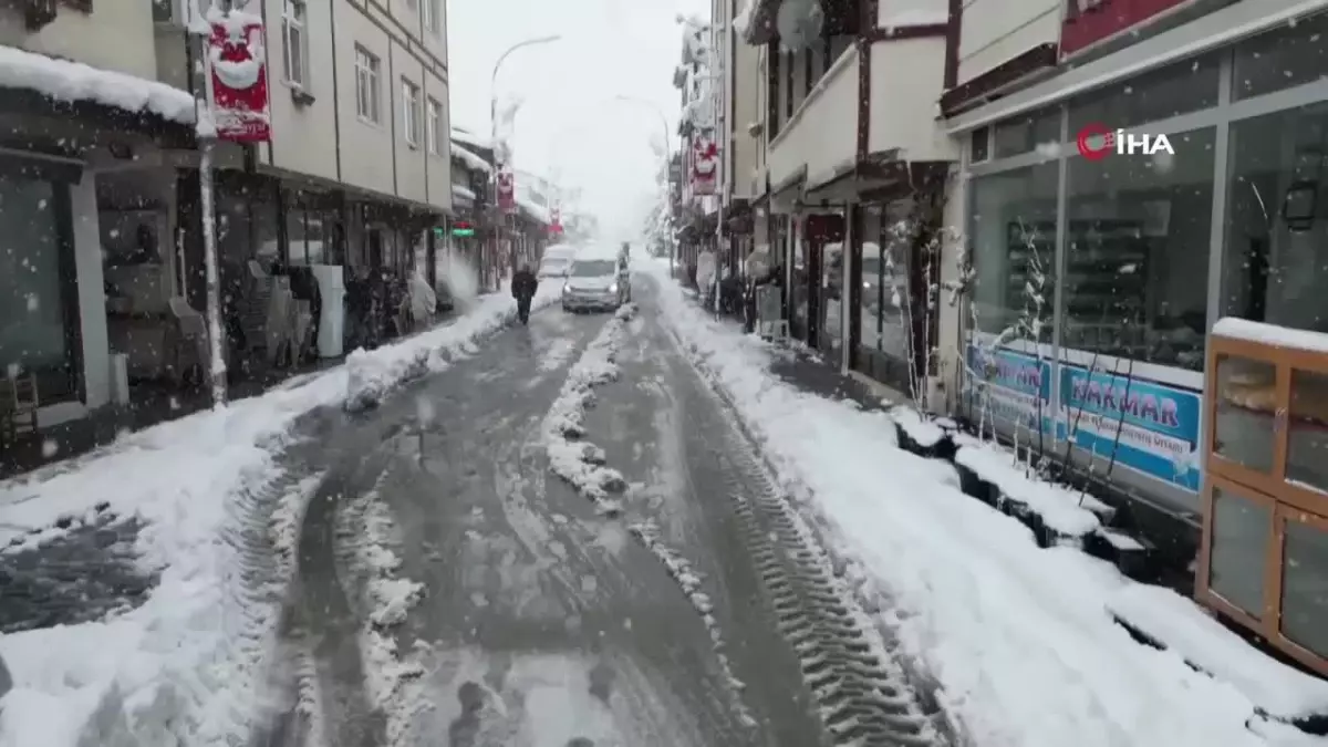 Uzundere’de 40 Yılın En Yoğun Kar Yağışı: Hayat Durdü