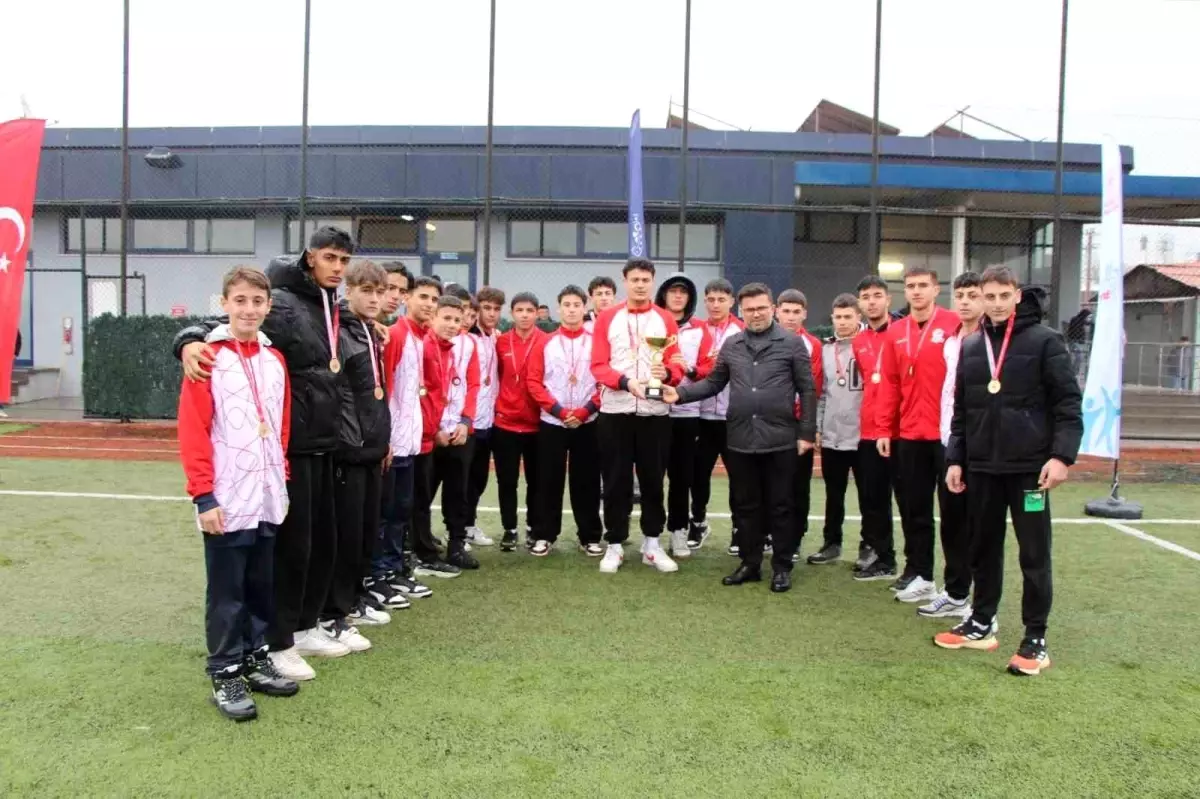 Düzce’de Okul Sporları Futbol Müsabakalarında Şampiyon Düzce Spor Lisesi